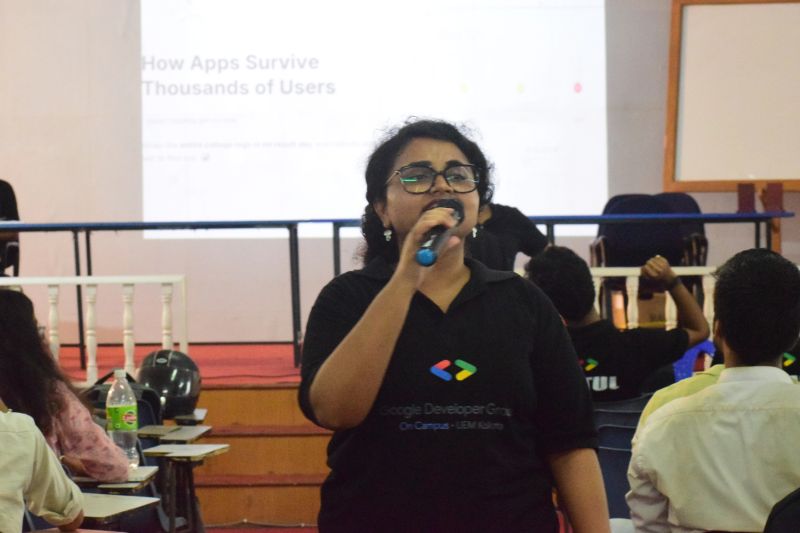 Soumika Das presenting “How Apps Survive Thousands of Users” at a GDG on Campus UEM Kolkata session
